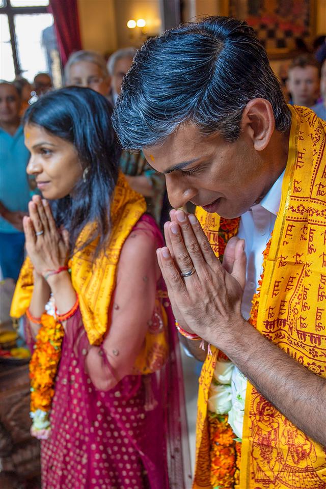 Rishi Sunak takes time out of campaign for Janmashtami temple visit in UK