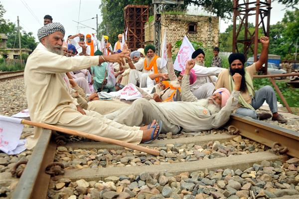 Farmers' 'rail roko' throws services off track, passengers a harried lot