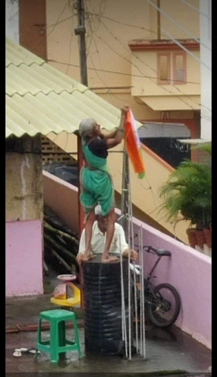 Anand Mahindra tweets endearing photo of elderly couple hoisting Indian flag