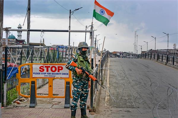 Cop, civilian injured in two grenade attacks in Kashmir on Independence Day