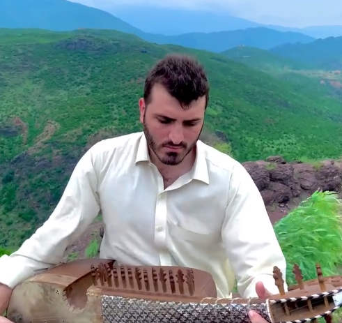 Video: On Independence Day, a beautiful wish from Pakistan artist; plays 'Jana Gana Mana' on Rabab