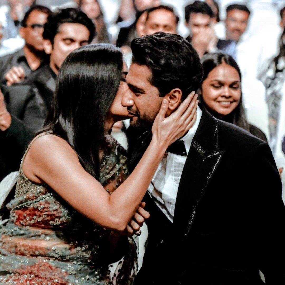 Katrina Kaif kisses hubby Vicky Kaushal as he wins award at Filmfare; actor thanks his 'dearest wife' for bringing happiness in his life