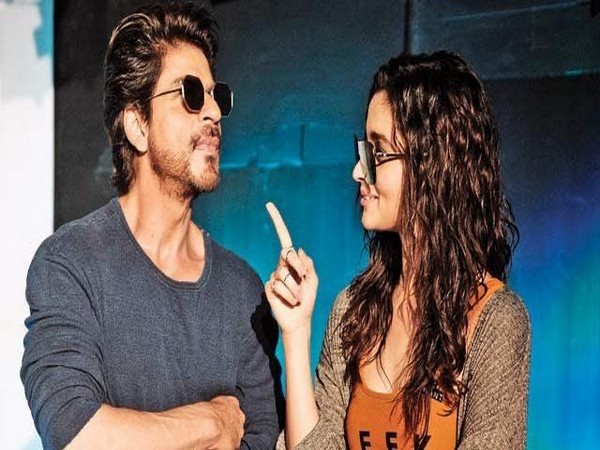 Shah Rukh pampers himself on his day off by watching Alia Bhatt's 'Darlings'