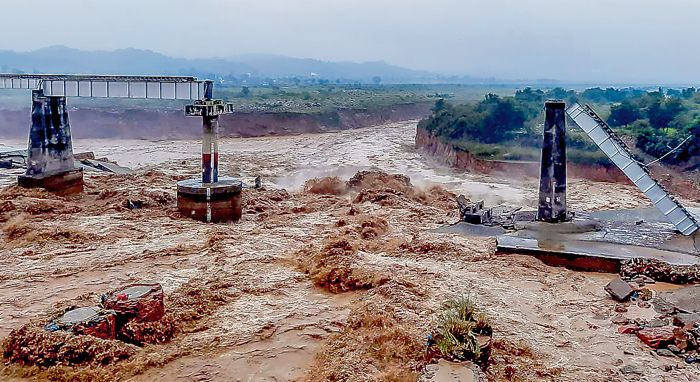 Landslips, flash floods kill 22 in Himachal