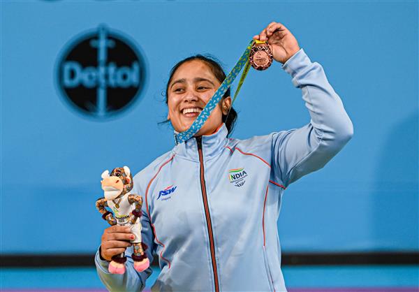 India’s Harjinder Kaur wins bronze in women’s 71kg weightlifting.