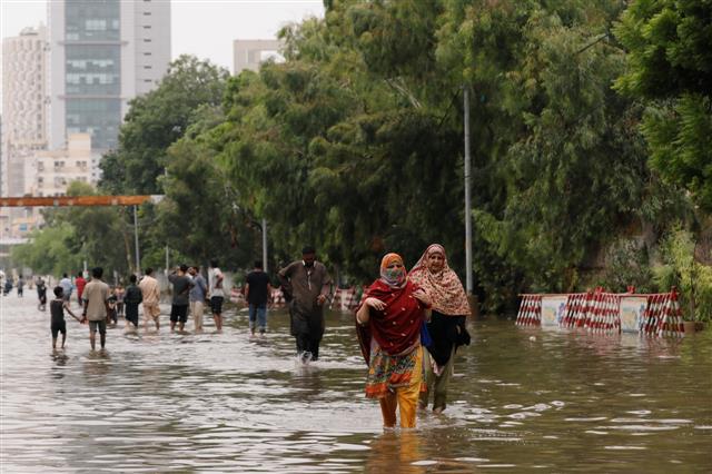 Pakistan toll from rain, flooding reaches 320
