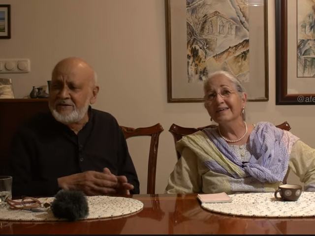 Video of elderly Pakistani duo singing 'Jaane Woh Kaise Log They' breaks Internet