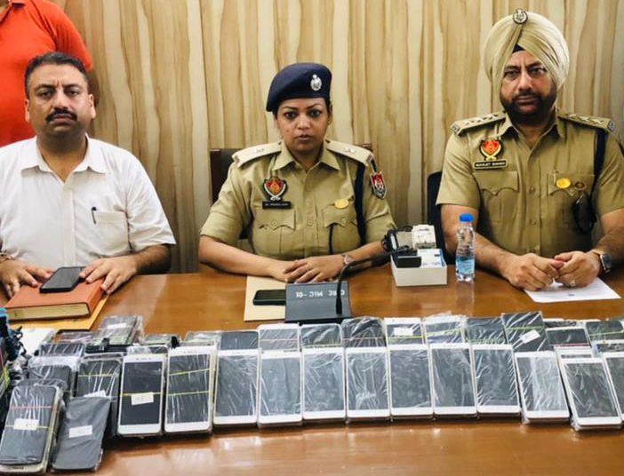 Khanna police bust interstate gang selling stolen cell phones