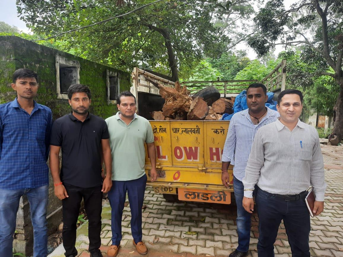 Vehicle loaded with khair wood impounded in Yamunanagar