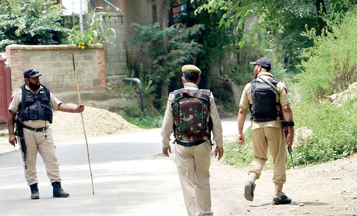 Civilian killed, soldier injured in encounter in Kashmir