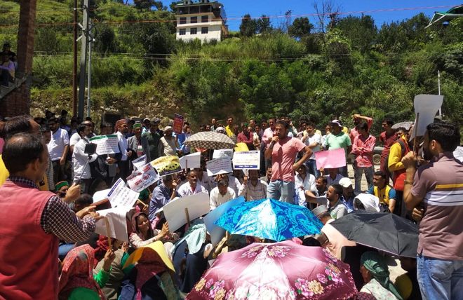 Apple growers protest at Adani stores in Himachal Pradesh