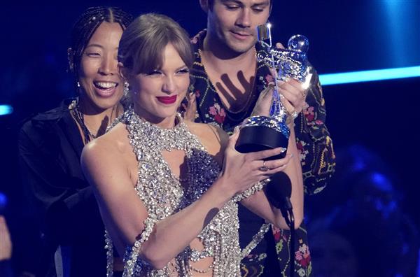 Taylor Swift wins top MTV video award, announces new album 'Midnights'