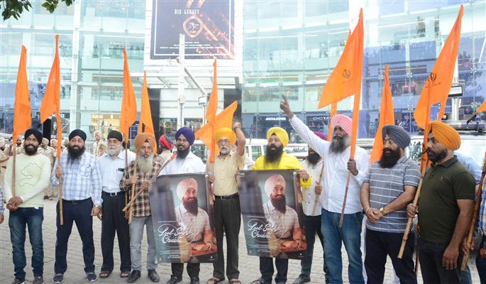 Tension outside mall over screening of Aamir Khan-starrer Laal Singh Chaddha