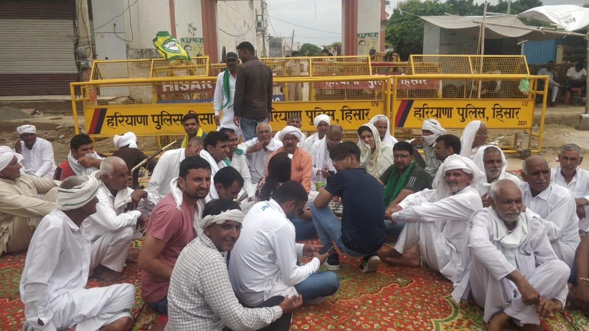 Farmers resume dharna at Haryana Deputy Speaker Ranbir Gangwa's house in Hisar