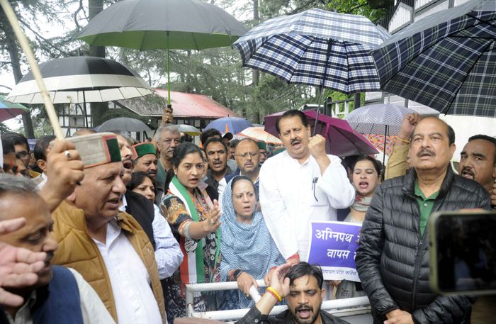Pratibha Singh leads Himachal Congress protest in front of Raj Bhawan