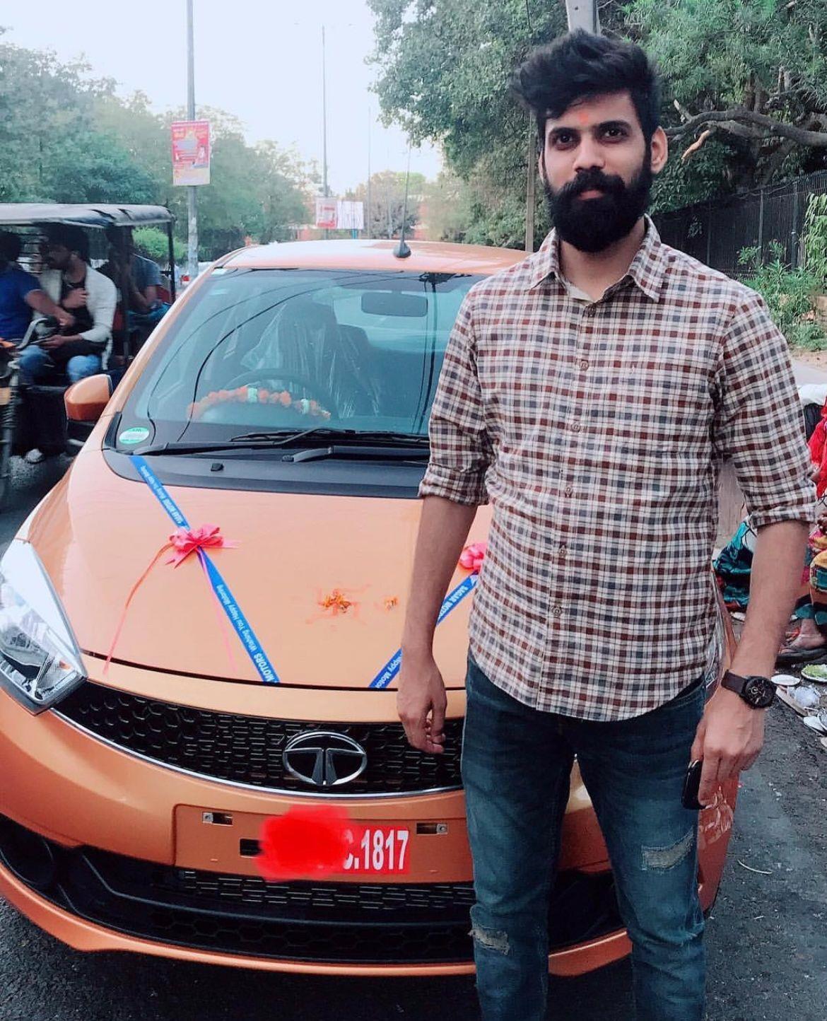 Man shares cryptic post thanking his ex-boss, girlfriends and ‘sabziwalas’ for helping him buy new car, leaves LinkedIn users addled