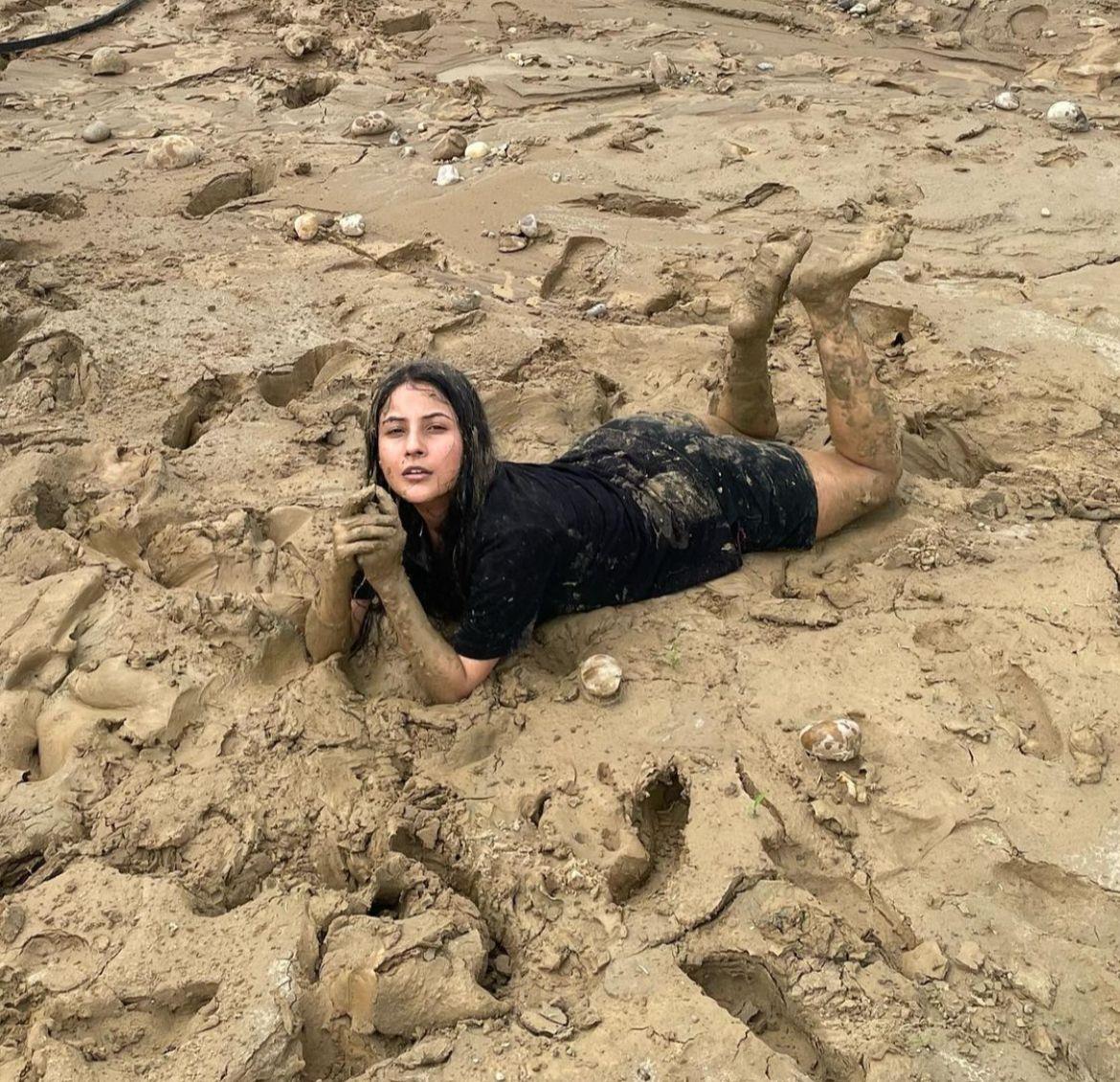 Shehnaaz Gill gets ‘mitti spa’ as she rolls in mud at construction site; fans say ‘mummy se daant padegi’