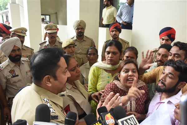 Sena activists, agent's family exchange  heated words at Ludhiana CP office, clash averted