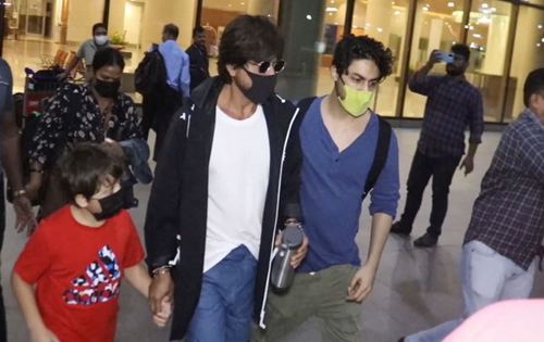 Video: Fan tries to hold Shah Rukh Khan's hand, watch how son Aryan Khan protects him