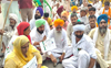 Farmers hold panchayat outside CM camp office