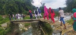 Palampur: Schoolkids cross makeshift wooden bridge, risk lives