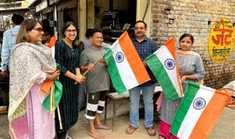 Class XII student puts up 1,000 national flags at Raipur Rani