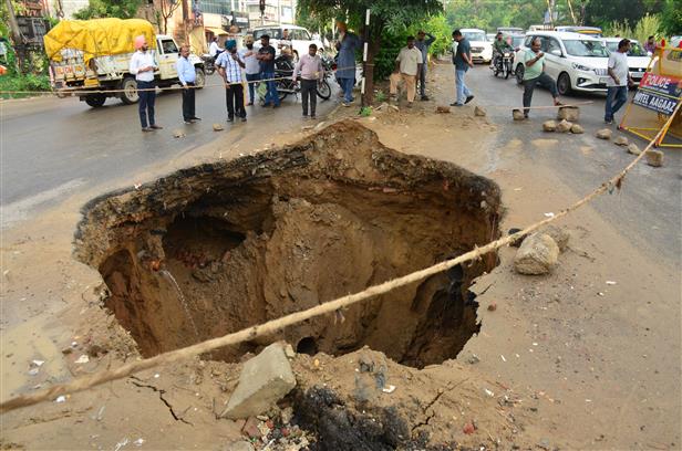 10 days on, road caves in again near Ludhiana's Ishmeet Chowk, close shave for commuters