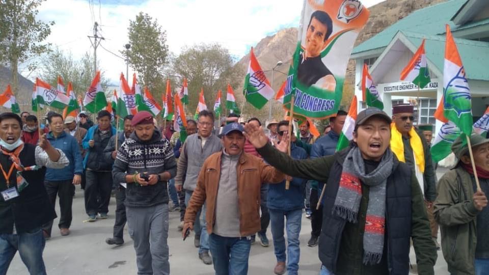 Congress stages protest against PWD  at Kaza