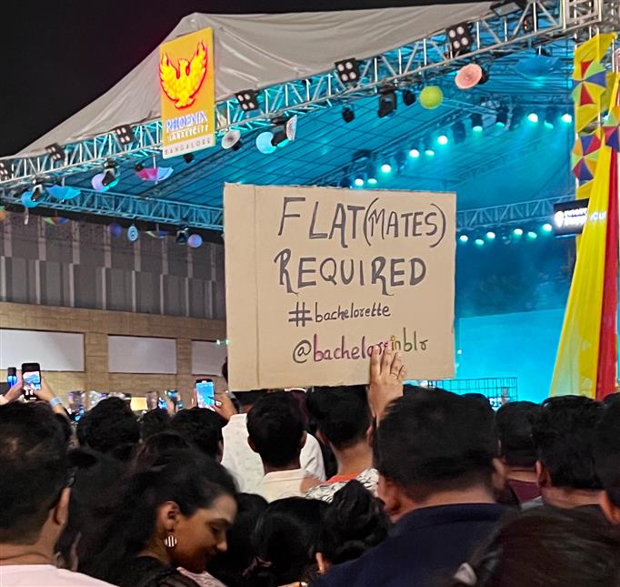 ‘Unlucky Ali’: Man flaunts placard stating 'Flatmates Required' at singer Lucky Ali concert in Bengaluru, wins Netizens empathy
