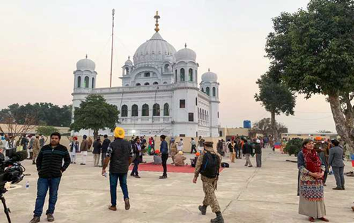 Sikh man separated from family during Partition meets Pakistani Muslim sister in Kartarpur