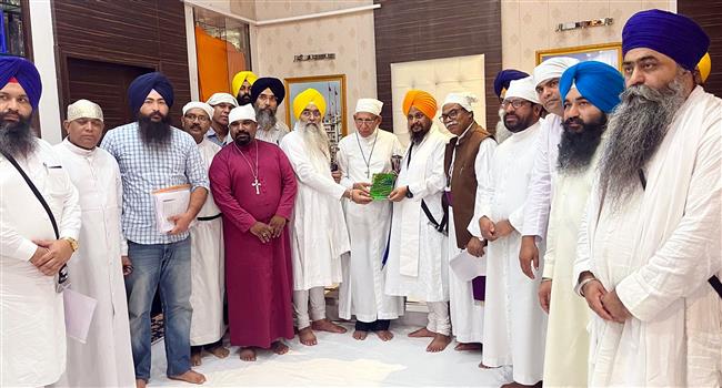 Conversion by 'fake' pastors: Akal Takht Jathedar, Christian Sabha hold meet