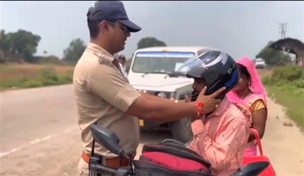 Cop’s zany monologue to man riding without helmet leaves twitterati in splits, see viral video