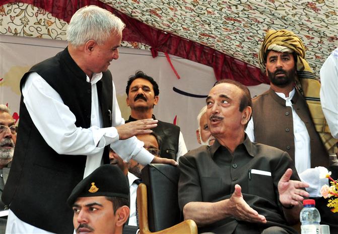 Ghulam Nabi Azad urges J&K youth to shun arms
