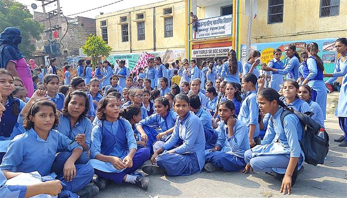 Alleging teacher shortage, Rohtak schoolgirls, villagers block highway