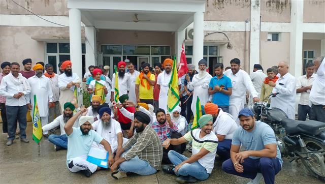 Produce not bought, farmers stage protest at Nissing