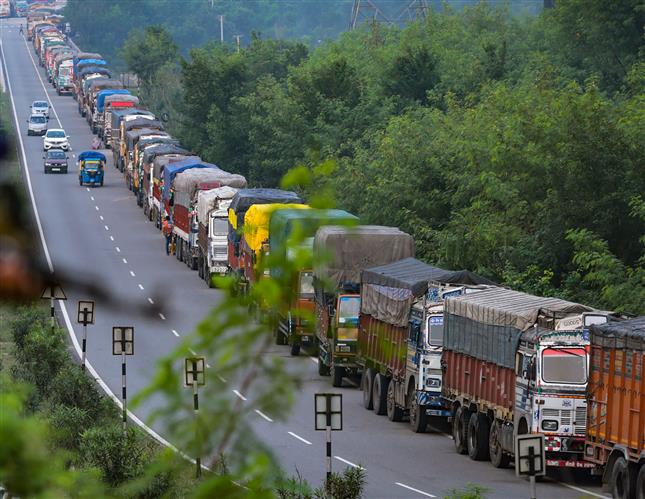SSP transferred amid uproar over stuck apple-laden trucks on Srinagar-Jammu highway