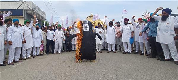 Centre's effigy burnt in Amritsar