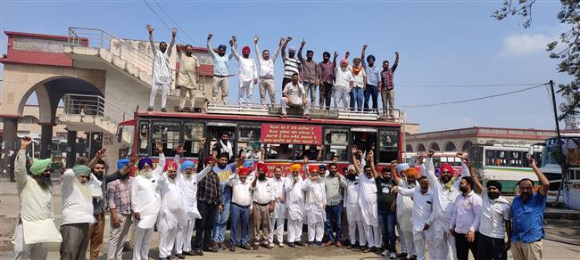 Mini-bus operators protest in Amritsar, commuters suffer