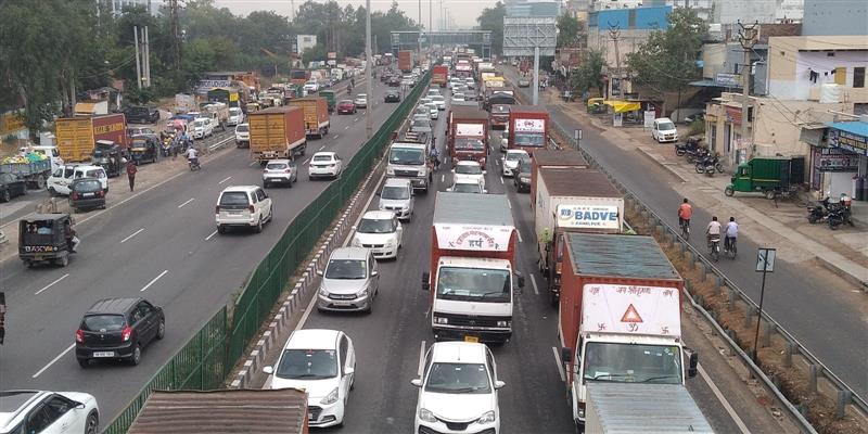 Traffic snarl on Delhi-Jaipur Highway, commuters stranded for hours