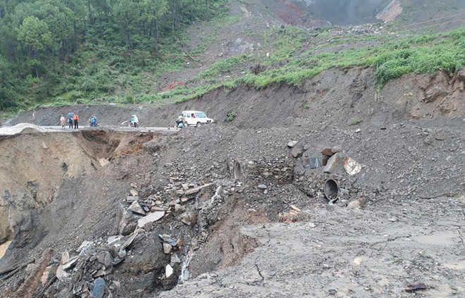 Landslide halts traffic on Jammu-Srinagar National Highway