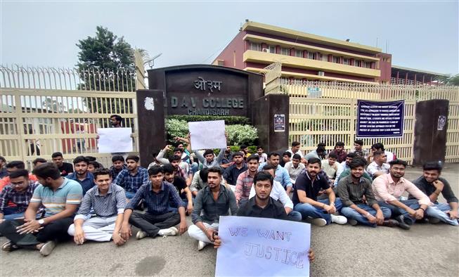 Pupils protest, demand rollback of decision of cancelling admission of 5 students in DAV College, Chandigarh