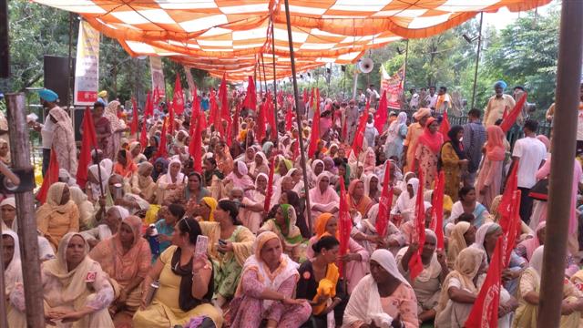 Despite ban, labourers begin 3-day stir near CM's Sangrur residence
