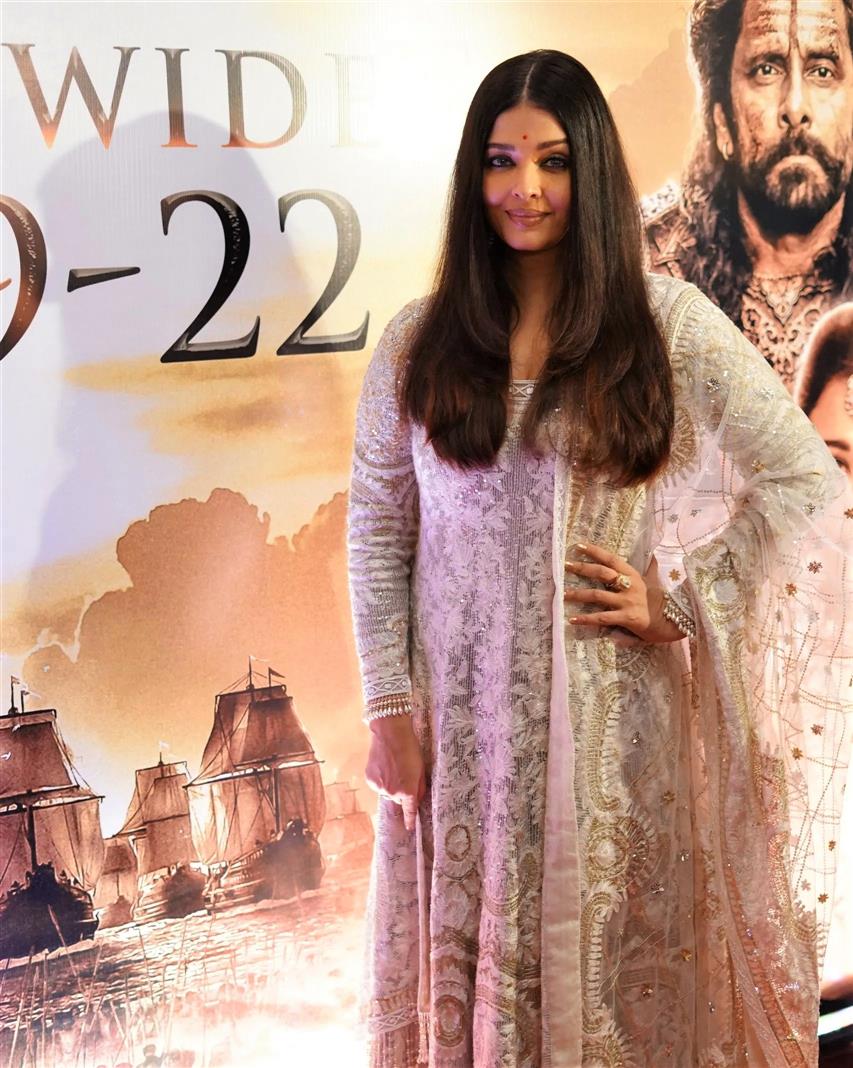 853px x 1068px - Aishwarya Rai Bachchan gets candid at PS-1 promotional event : The Tribune  India