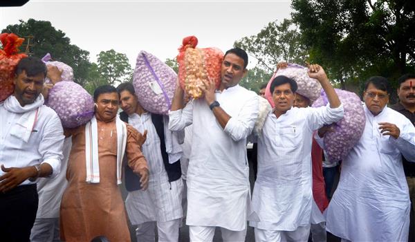With garlic selling for Rs 1 per kg in MP, Cong MLAs dump huge stock at Assembly gate; accuse state BJP govt of not addressing farmers’ woes