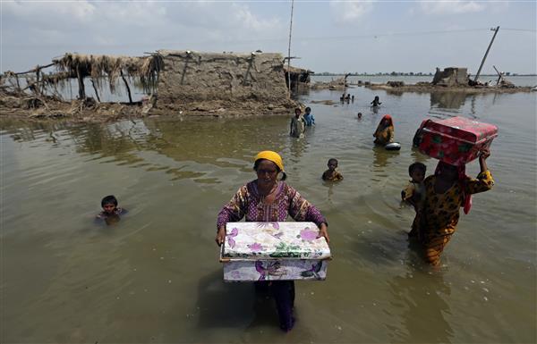 Pakistan struggling to stop biggest lake from bursting its banks