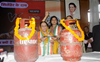 Cong seeks Smriti’s apology over high LPG cylinder price