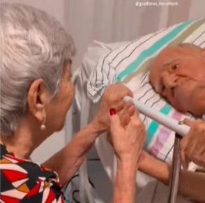'Healing power of love': Elderly woman sings to ailing husband in hospital bed, Internet witnesses emotional outburst