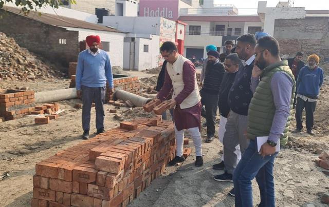 Minister Aman Arora pulls up officers for using old bricks in zone work at Sunam