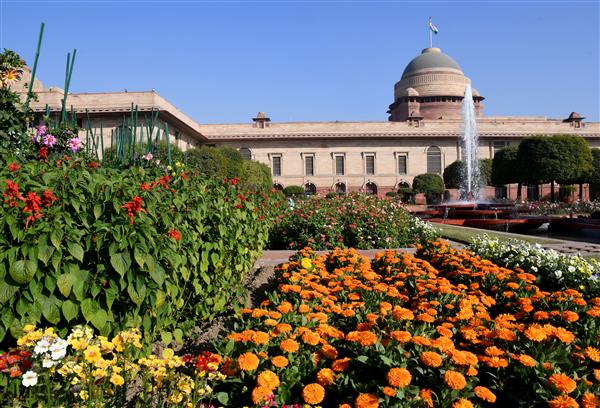 मुगल गार्डन का नाम बदलने पर मायावती ने सरकार को घेरा Mayawati besieges the government for changing the name of Mughal Garden