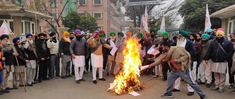 Amritsar: Farmers burn copies of govt policies